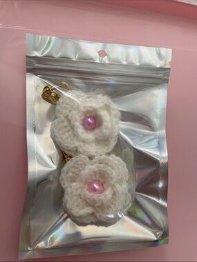 Handmade White Crochet Flower Keychain with Pink Bead